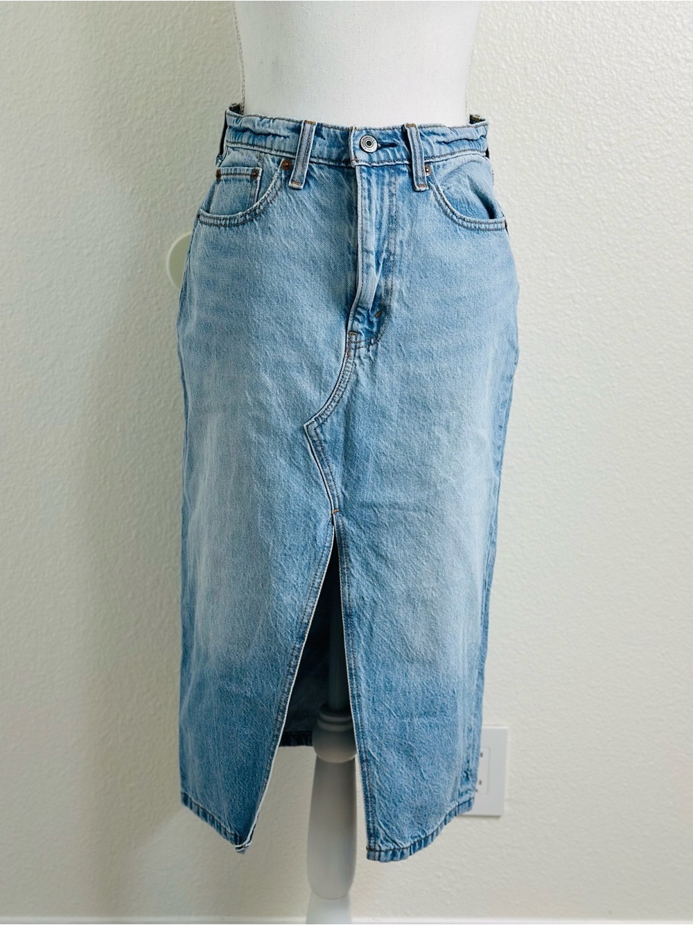 Abercrombie & Fitch High Rise Midi Skirt in Light Wash With Front Slit Size 2P - Picture 4 of 10